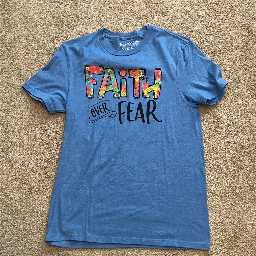 Love in Faith ‘Faith Over Fear’ Short Sleeve Graphic T-shirts- size Small, EUC